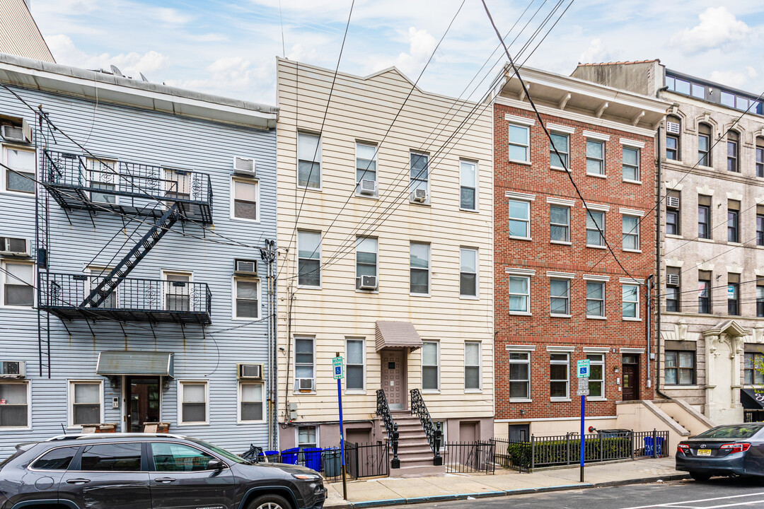 305 Monroe St in Hoboken, NJ - Foto de edificio