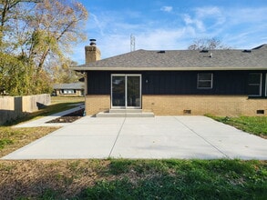 642 Echo Bend Blvd in Greenwood, IN - Foto de edificio - Building Photo