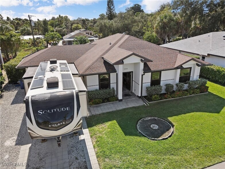 10990 Goodwin St in Bonita Springs, FL - Foto de edificio