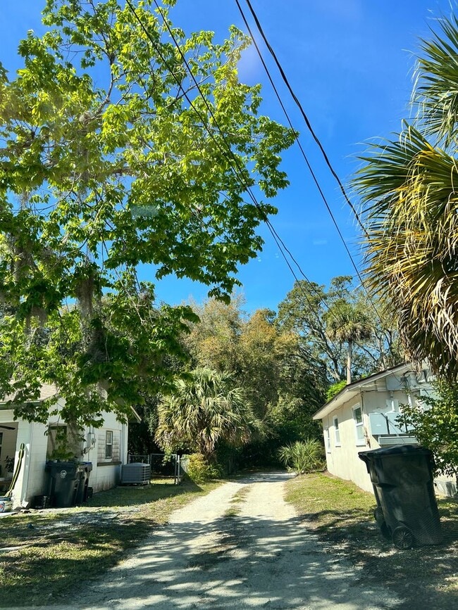 422 Rock Pit Rd in Titusville, FL - Foto de edificio - Building Photo