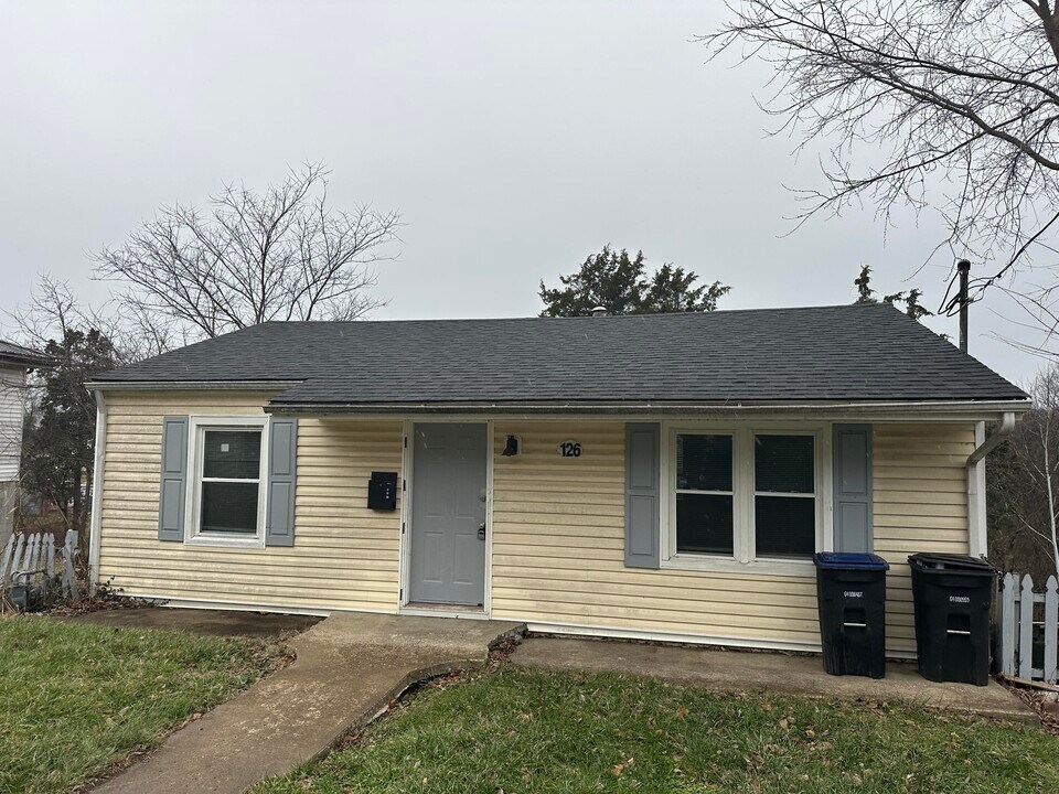 126 Allnutt Dr in Frankfort, KY - Building Photo