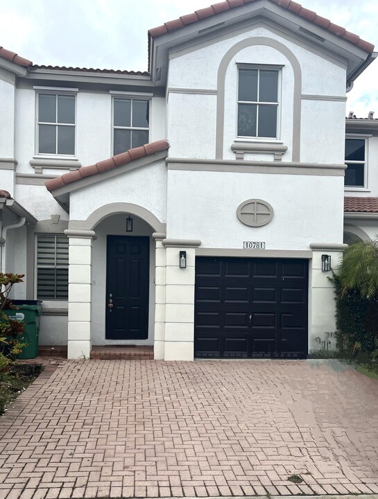 10781 NW 81st Ln in Doral, FL - Building Photo