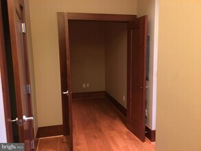 8220 Crestwood Heights Dr, Unit 112 in McLean, VA - Foto de edificio - Building Photo