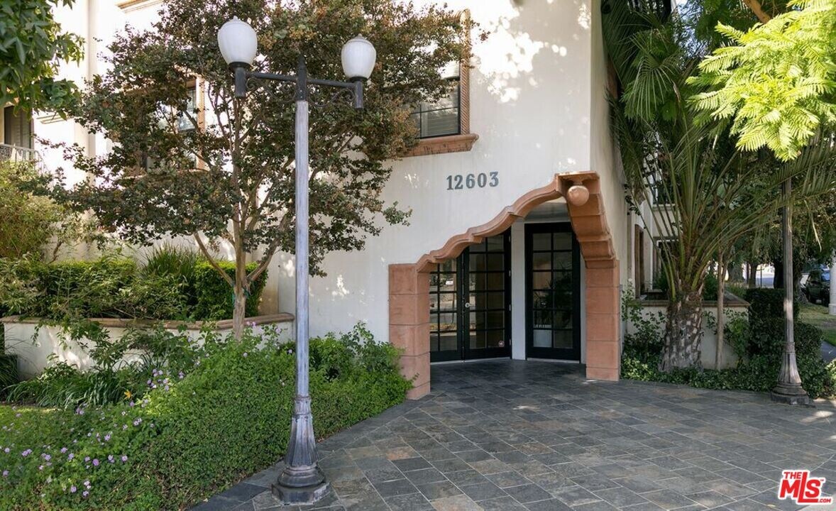12603 Moorpark St in Los Angeles, CA - Building Photo