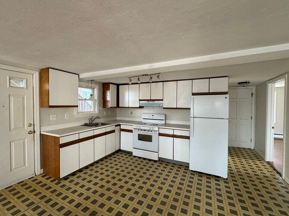 16 Cox Ct, Unit 2 in Beverly, MA - Foto de edificio