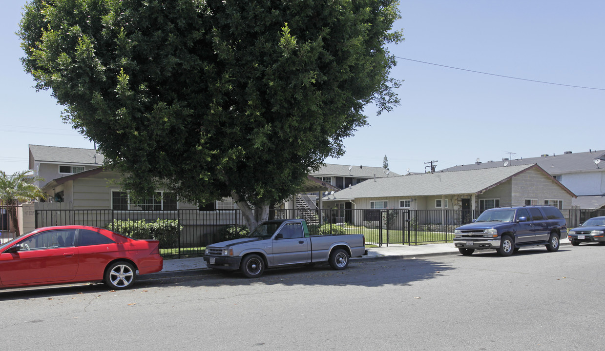 401-407 N Rose St in Anaheim, CA - Building Photo