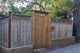 215 Carlton St. in Toronto, ON - Building Photo - Building Photo