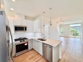 3646 13th Ave W in Seattle, WA - Foto de edificio - Building Photo