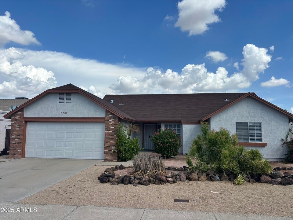 5552 W Shangri La Rd in Glendale, AZ - Building Photo