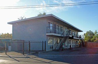 2570 Traction Ave in Sacramento, CA - Foto de edificio - Building Photo