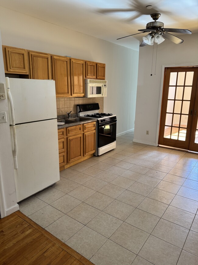 664 Woodward Ave, Unit 664 Woodward av apt 1R in Ridgewood, NY - Building Photo - Building Photo