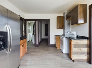 2018 Monroe St, Unit Lower in Two Rivers, WI - Foto de edificio - Building Photo