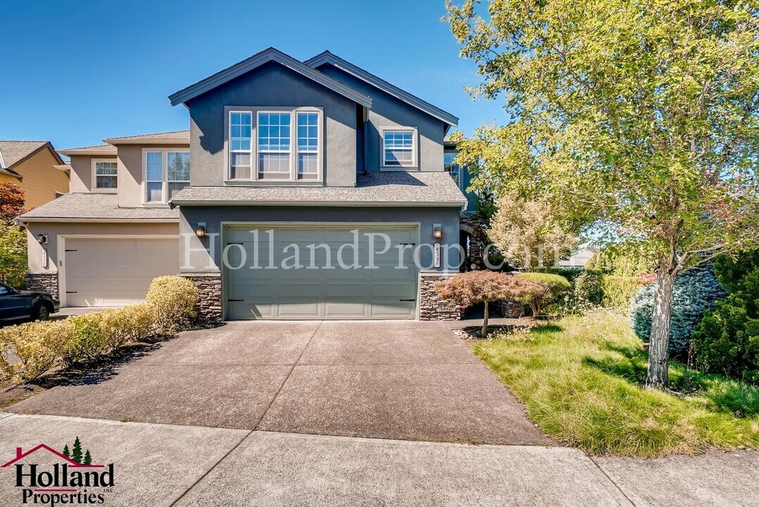 4591 NW Oxbridge Dr in Portland, OR - Building Photo