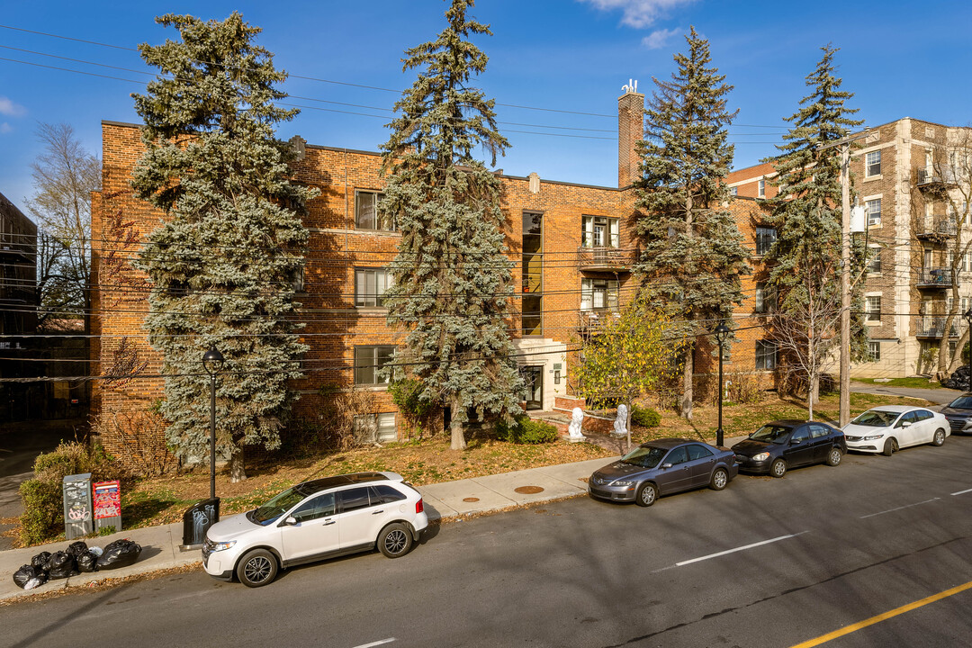 5175 De La Côte-Saint-Luc Ch in Montréal, QC - Building Photo