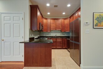 115 Pond View Dr in Port Washington, NY - Building Photo - Building Photo