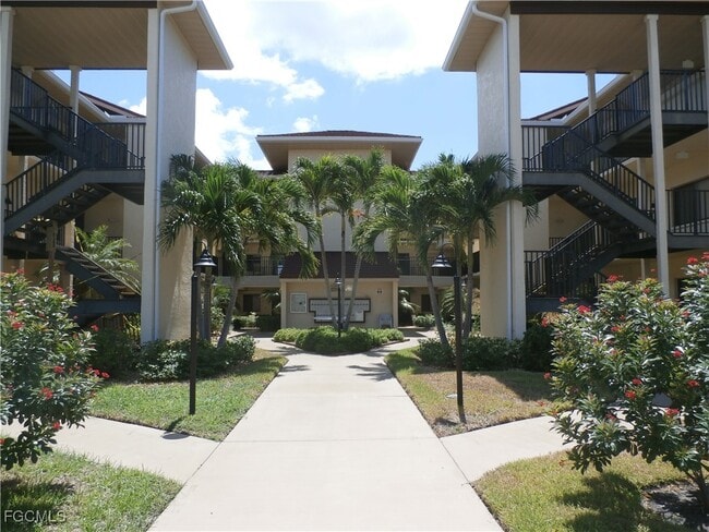 11300 Caravel Cir in Ft. Myers, FL - Building Photo - Building Photo