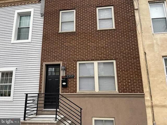 2353 Moore St in Philadelphia, PA - Foto de edificio