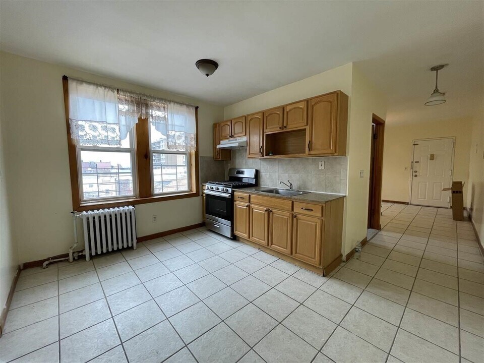 201 45th St in Union City, NJ - Building Photo