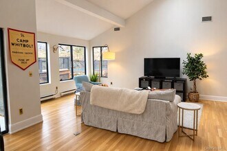 194 Westchester Ave in Pound Ridge, NY - Building Photo - Building Photo