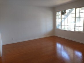 439 N Claremont St, Unit 2 in San Mateo, CA - Building Photo - Building Photo