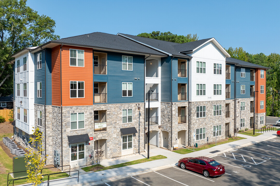 Fox Crossing Luxury Apartments in Durham, NC - Building Photo