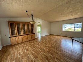 5104 Weymouth Way in Oceanside, CA - Building Photo