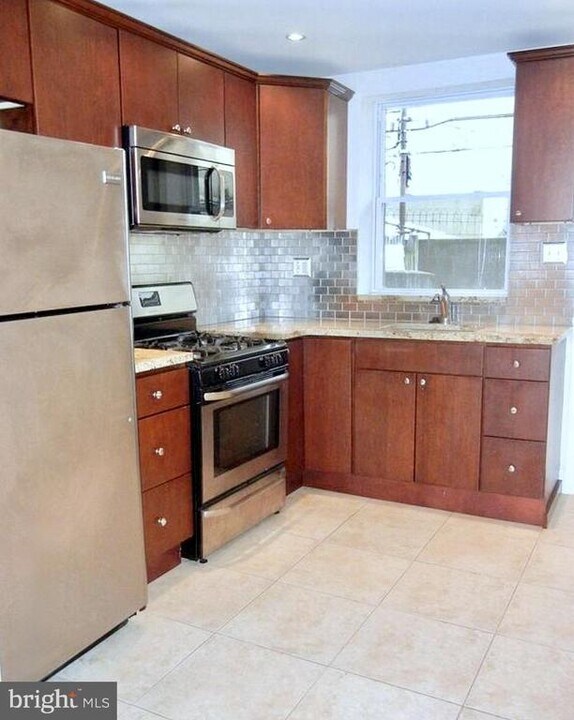 2531 S Warnock St in Philadelphia, PA - Building Photo