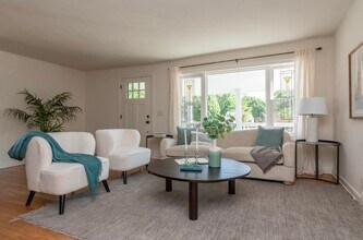 402 E Calumet Rd in Fox Point, WI - Building Photo - Building Photo