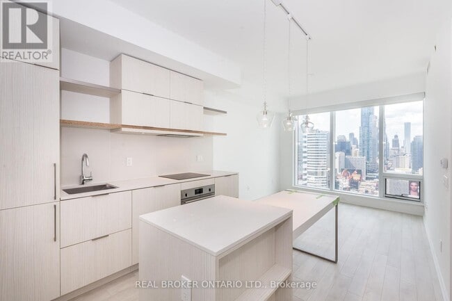 197 Yonge St in Toronto, ON - Building Photo - Building Photo