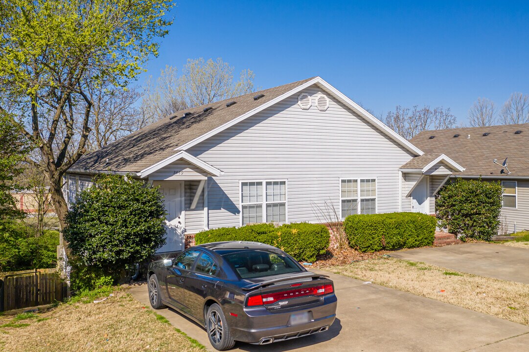 2449 N Brophy Cir in Fayetteville, AR - Foto de edificio