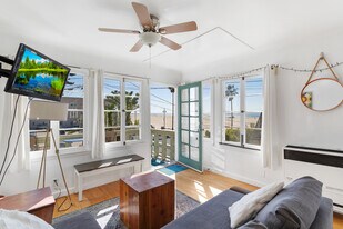 9 Sunset Ave, Unit Mid in Venice, CA - Building Photo