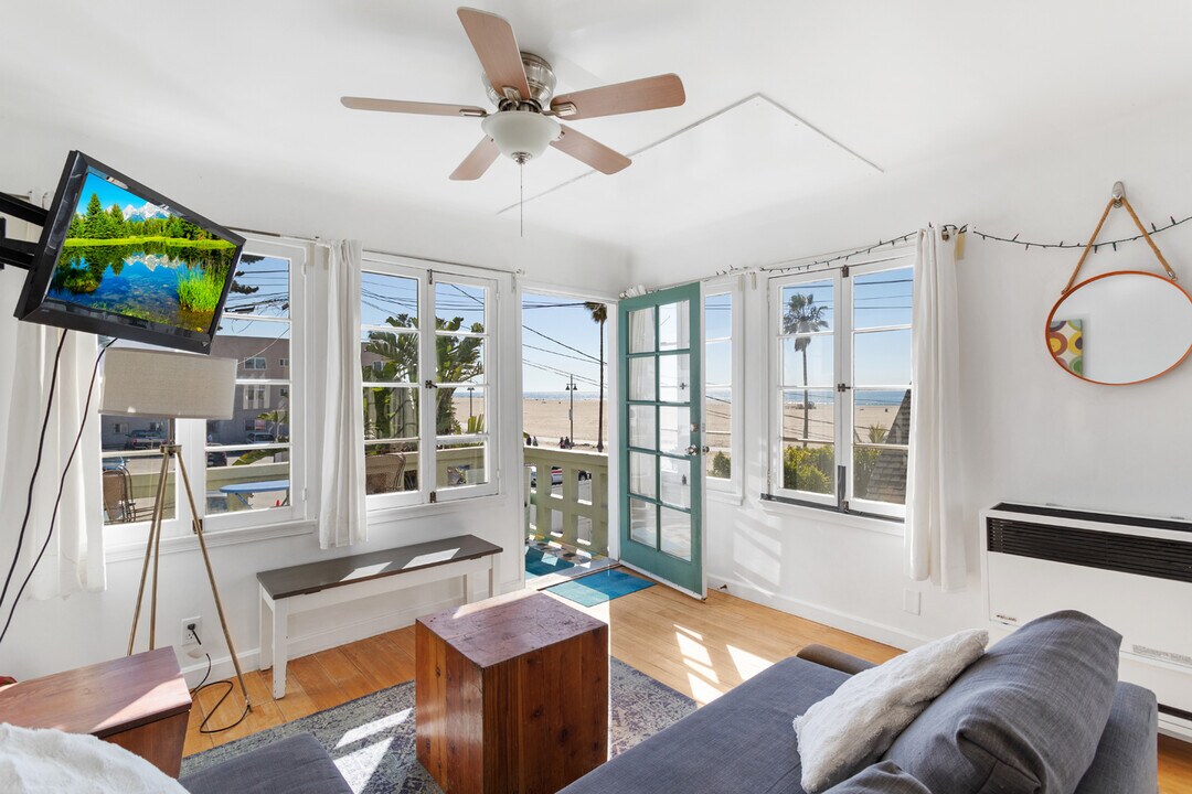 9 Sunset Ave, Unit Mid in Venice, CA - Building Photo