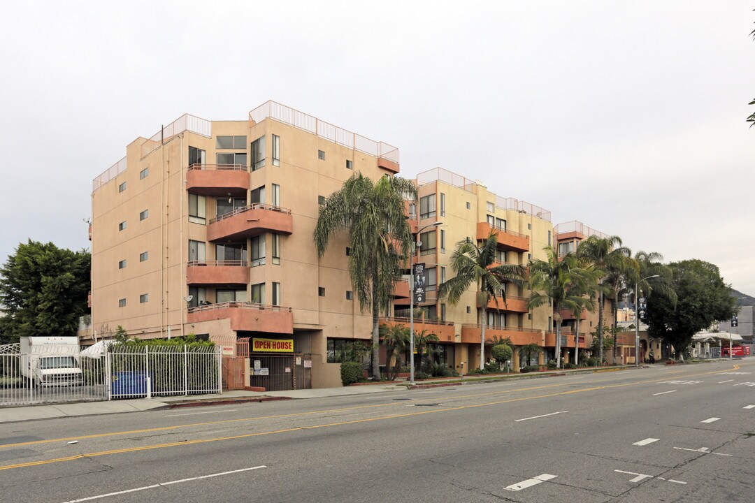 1335 N La Brea Ave in Los Angeles, CA - Building Photo