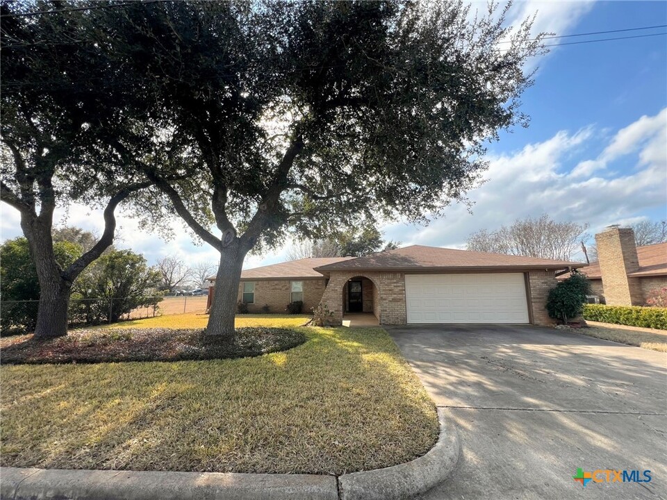 803 Lincoln St in McGregor, TX - Building Photo