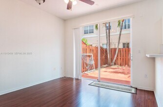 12435 SW 125th St in Miami, FL - Foto de edificio - Building Photo