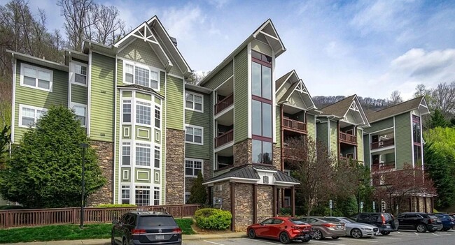 property at 2000 Olde Eastwood Village Blvd
