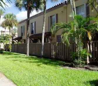 7160 Fairway Dr in Hialeah, FL - Building Photo