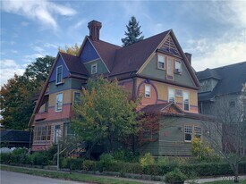 4 St Johns Pl in Buffalo, NY - Building Photo