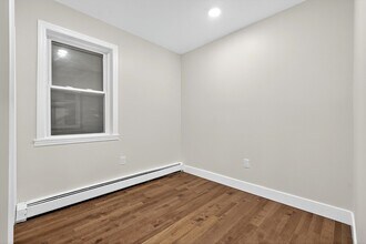 93 W 11th St in Bayonne, NJ - Foto de edificio - Building Photo