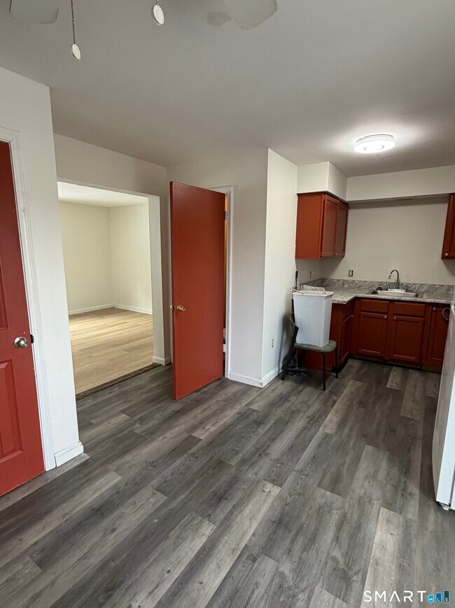 138 Maple St in Winchester, CT - Building Photo - Building Photo