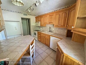 3008 NW 69th Ct in Fort Lauderdale, FL - Building Photo - Building Photo