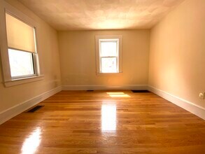 5 Rifle Ct, Unit 1 in Watertown, MA - Building Photo - Building Photo