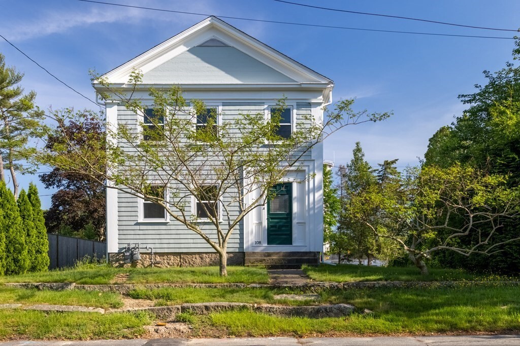 108 Main St in Marion, MA - Building Photo