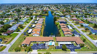 621 SE 15th St in Cape Coral, FL - Foto de edificio - Building Photo