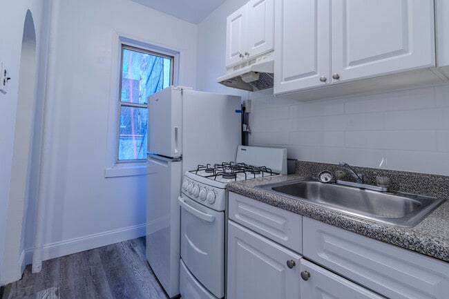 323 E 50th St, Unit 1R in New York, NY - Foto de edificio - Building Photo