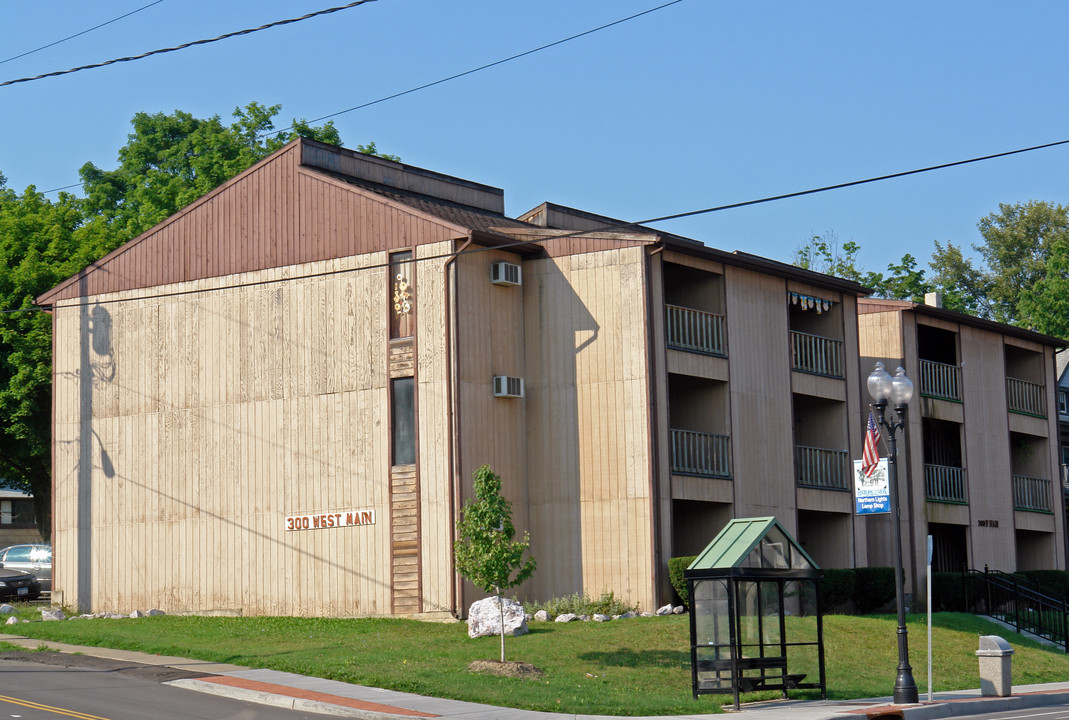 300 W Main St in Endicott, NY - Building Photo