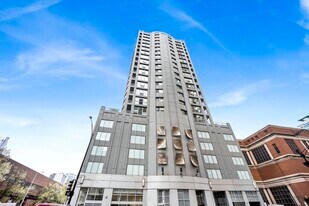 600 N Dearborn St in Chicago, IL - Building Photo