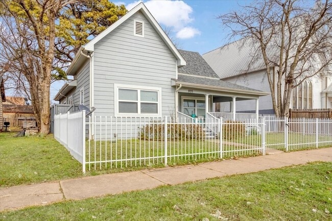 805 W Owings St in Denison, TX - Foto de edificio - Building Photo