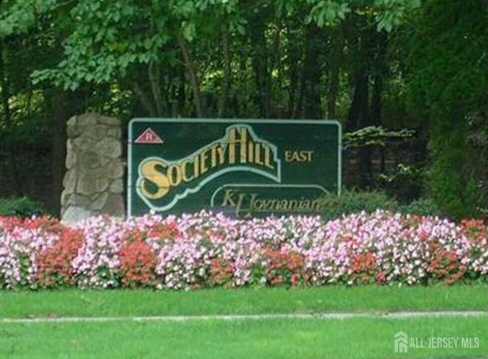 405 Danbury Ln in East Brunswick, NJ - Building Photo