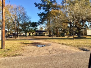 15081 Memorial Dr in Splendora, TX - Foto de edificio - Building Photo